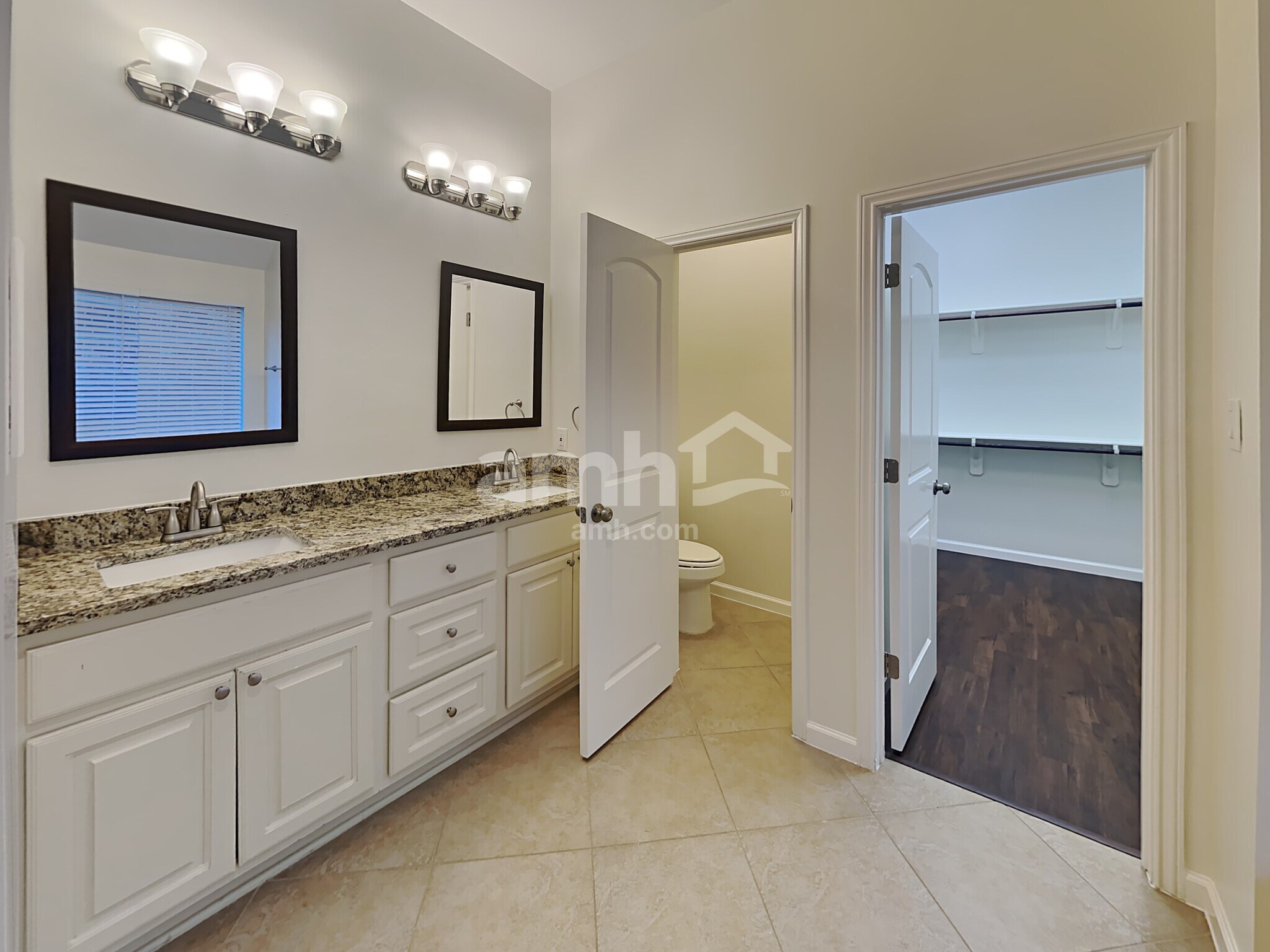 Building Photo - 2515 Pioneer Oaks Dr