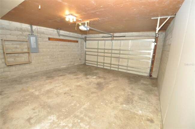 Building Photo - 828 Cinnamon Dr E