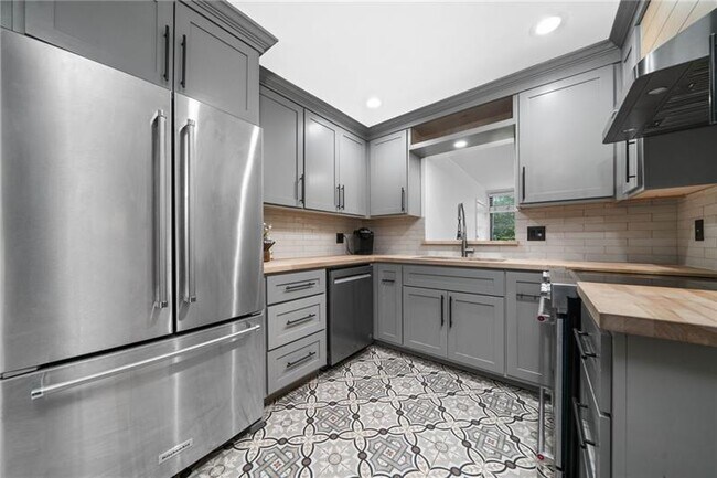 Building Photo - 52 Chaumont Square NW