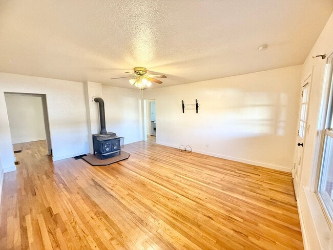 Building Photo - Move in ready home on S Park