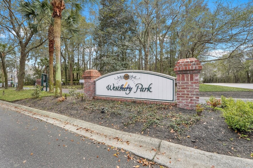 Building Photo - 76 Westbury Park Way