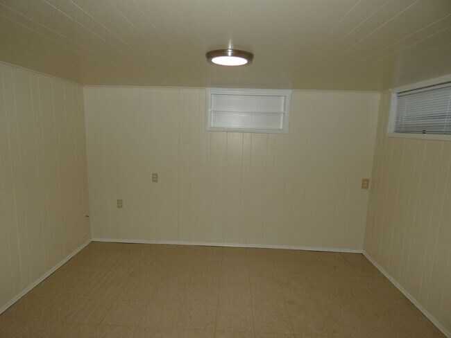 Building Photo - 822 E Seventh - Central Charmer