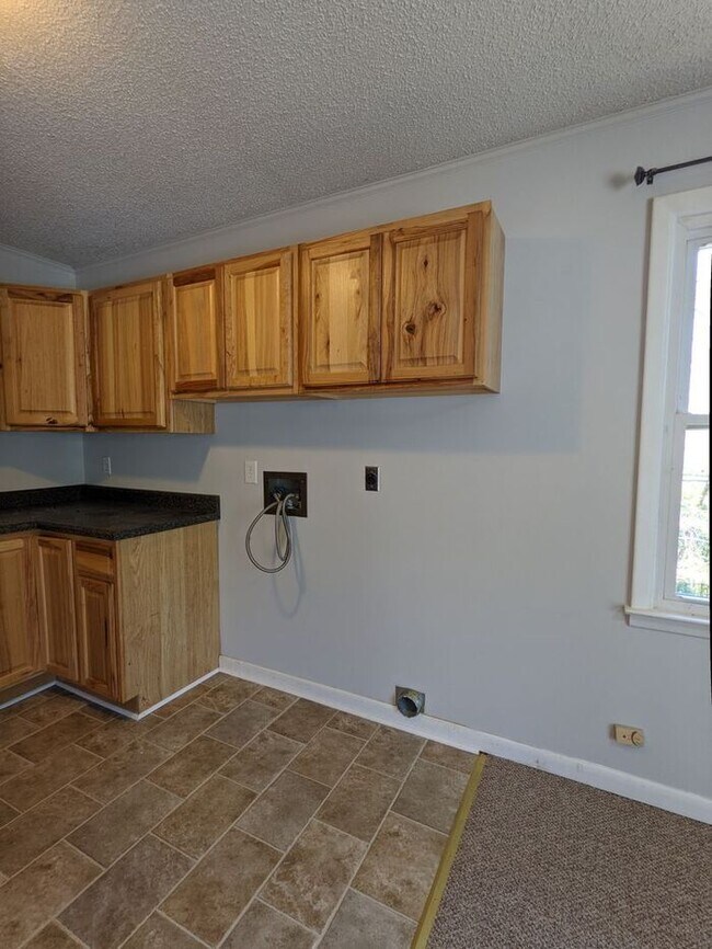 Building Photo - Black Mountain Duplex Rental!