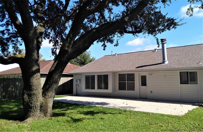 Building Photo - 3806 Pecan Cir