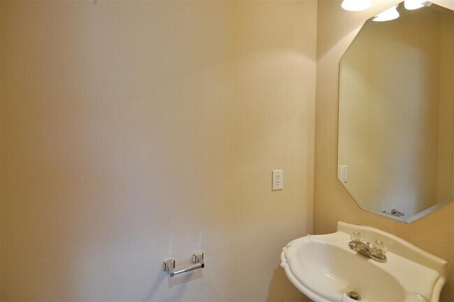 Building Photo - 17210 Mitchell Pass Ln