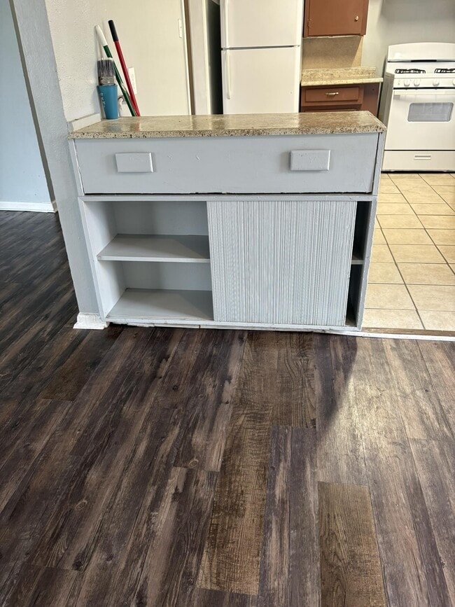 Building Photo - 2125 Kingsdale Dr