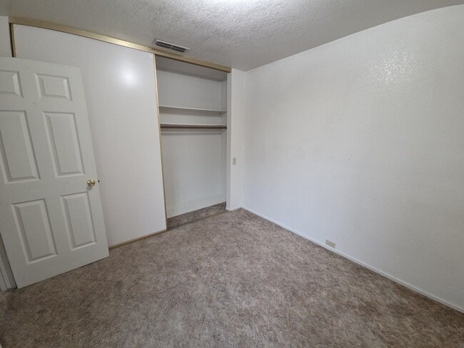 Building Photo - Cozy, Quiet Condo