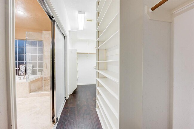 Building Photo - 815 Pointe Loma Dr