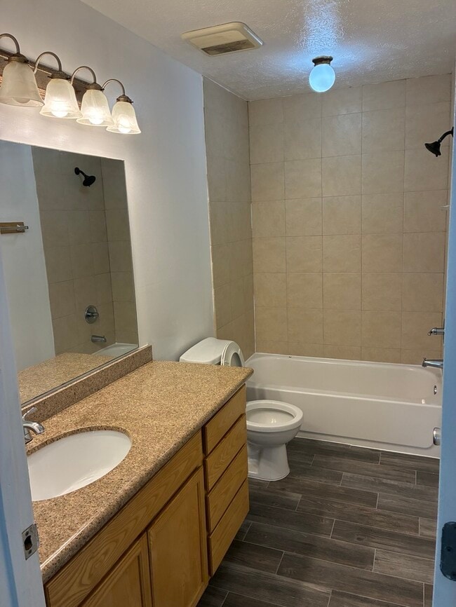 Building Photo - Beautiful 3/2 House
