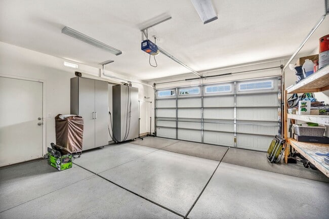 Building Photo - FULLY FURNISHED home with all utilities included and flexible lease options available.