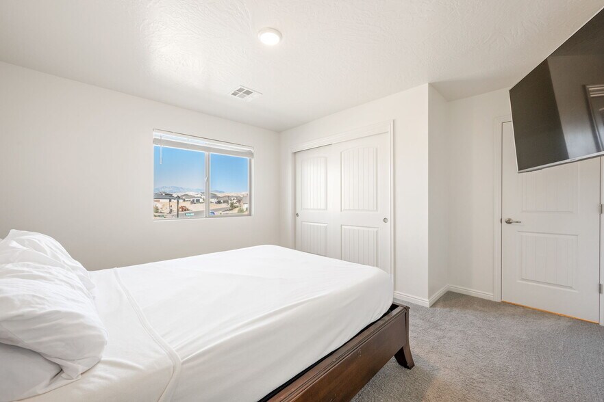Building Photo - 1382 E White Desert Dr