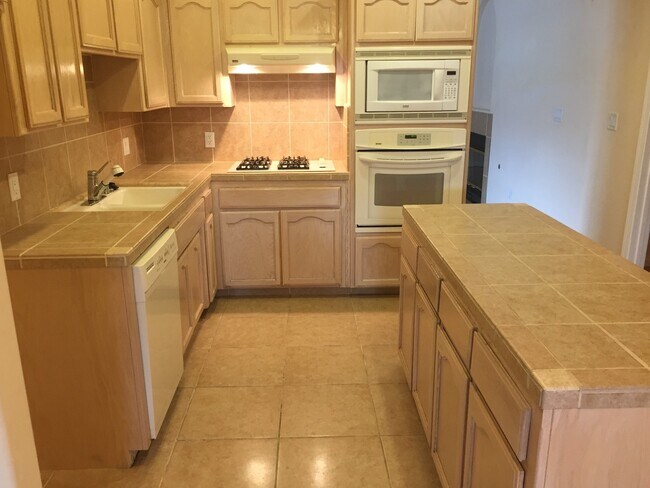 Building Photo - Wonderful 4+2 located North of Stockdale H...