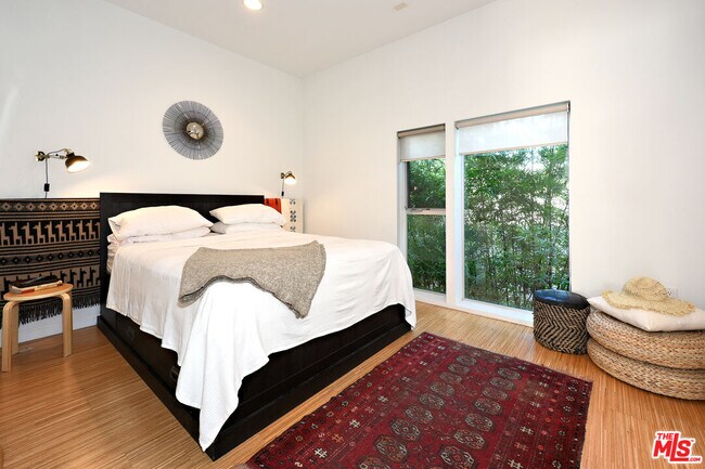 Building Photo - 1140 N Formosa Ave