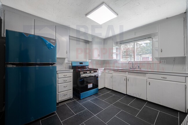 Building Photo - Cozy 3 Bed 2 Bath Single Family