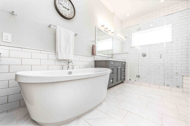 Building Photo - Luxury End Unit Rental with Elevator, Downtown Views, and Sky Deck ($150 off the second month!)