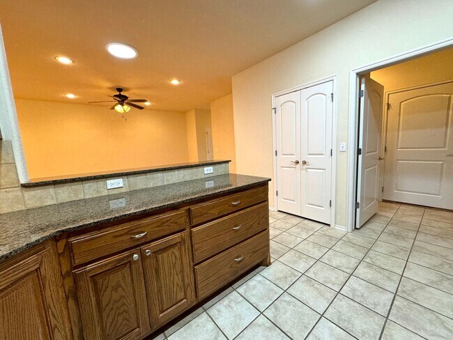 Building Photo - Stunning 2 bedroom 2 bathroom townhome in ...