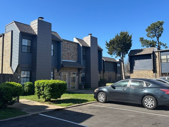 Building Photo - 2 Bedroom 1.5 Bathroom Townhouse in Norman with granite countertops and central heat and air