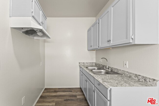 Building Photo - 842 W 83rd St