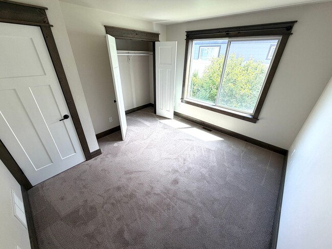 Building Photo - Single Level 3 Bed / 2 bath Home; Pet Friendly, Fenced back yard, Double car Garage