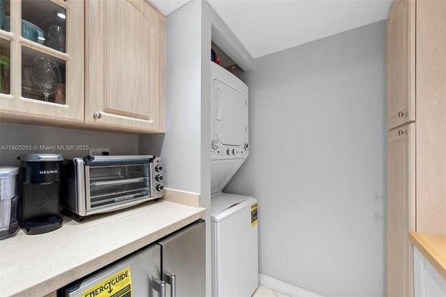 Building Photo - 520 Brickell Key Dr