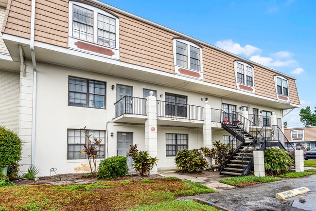 Building Photo - 6095 Village Cir N
