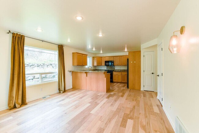 Building Photo - Beautiful 3 bed/2.5 bath single family hom...