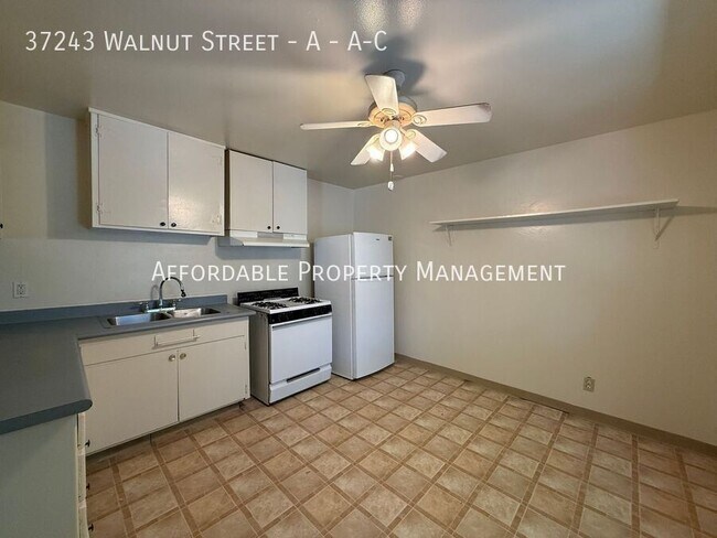 Building Photo - 37243 Walnut St