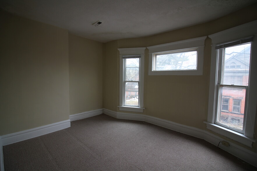 Building Photo - 781 Bryden Rd