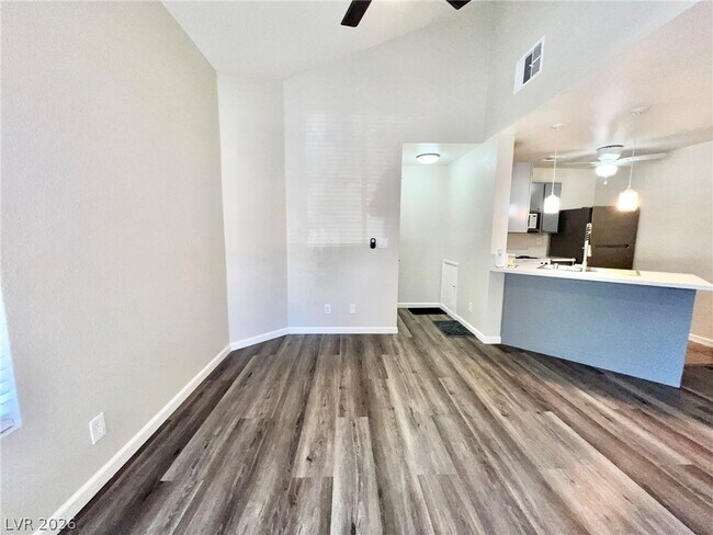 Building Photo - 480 Elm Dr