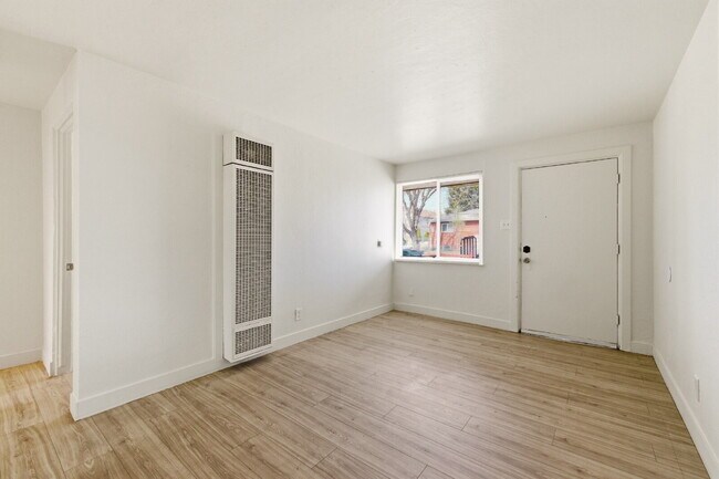 Building Photo - Remodeled 1 Bedroom 1 Bathroom with Easy Access  to Aurora Central and Downtown Denver!