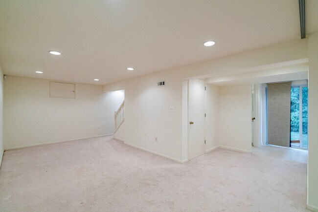 Building Photo - Fabulous 4 Bed 2.5 Bath Colonial With Pati...