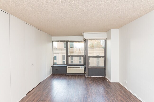 Building Photo - 30 E Huron St