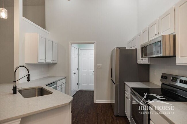 Building Photo - 112 Mint Pl