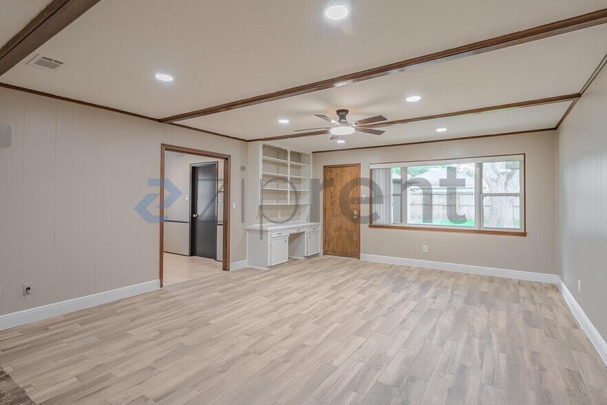 Building Photo - Unit