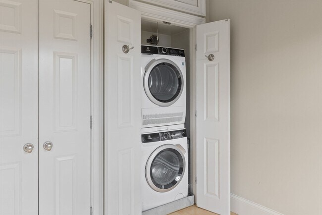 Building Photo - 17 Follen St