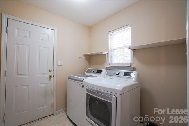 Building Photo - 214 Howe St