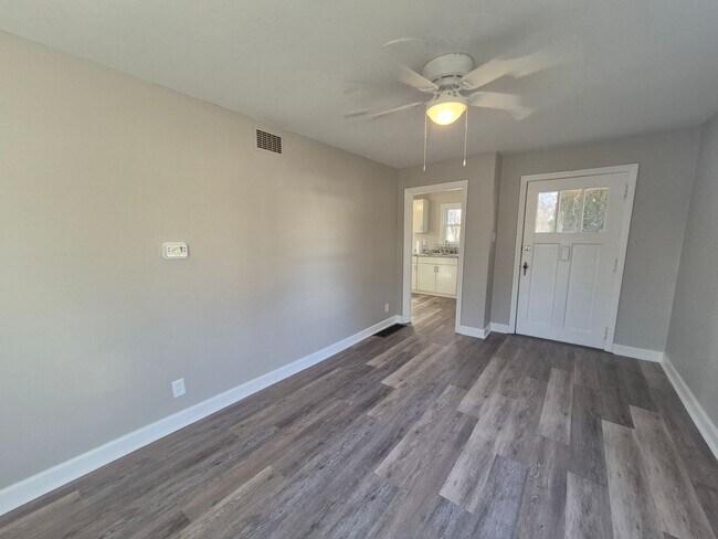 Building Photo - Cozy 1 bedroom house with large yard