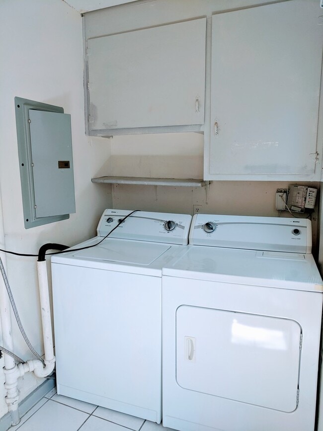 Building Photo - Spacious 3bdrm/2bth Home Located in a Well Established Neighborhood in Richmond's West End  Conve...