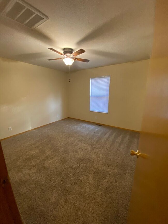 Building Photo - 1231-1231 Bluegrass Rd