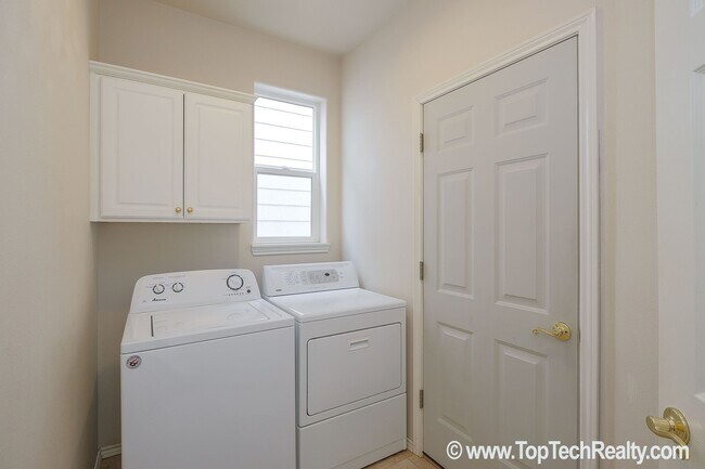 Building Photo - Lovely Traditional 2BD · 2.5BA + Office/De...