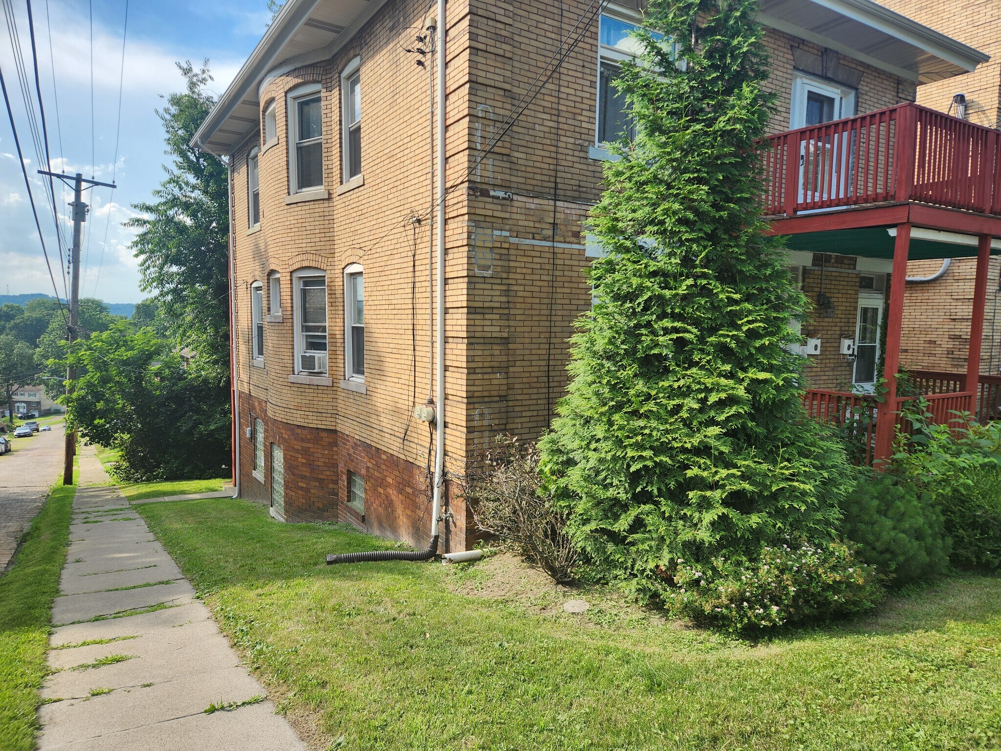 Side Yard - 61 N Linwood Ave