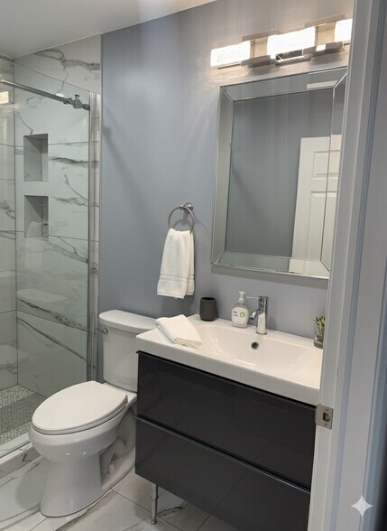 Building Photo - 323 Stratford Pl