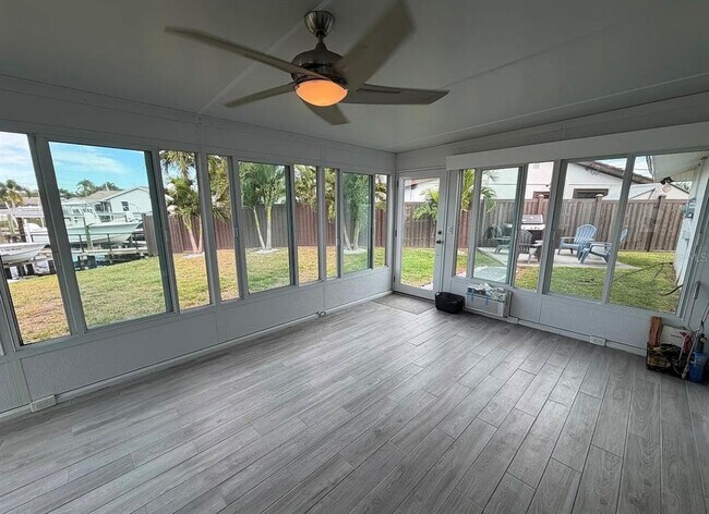 Building Photo - 1359 40th Ave NE