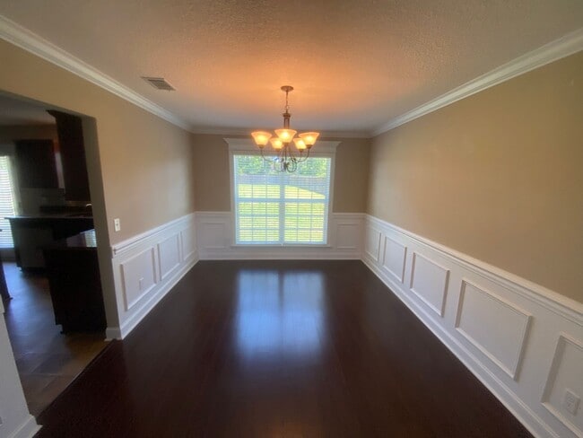Building Photo - HUGE FENCED YARD, COMMUNITY POOL