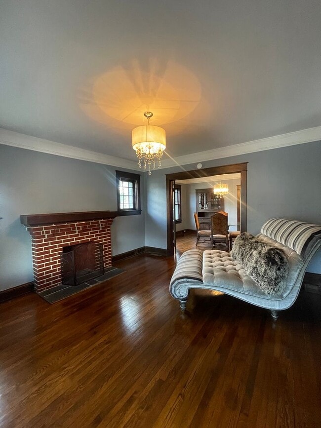 Building Photo - ?? COMING SOON ?? Charming 3 Bed / 1 Bath ...