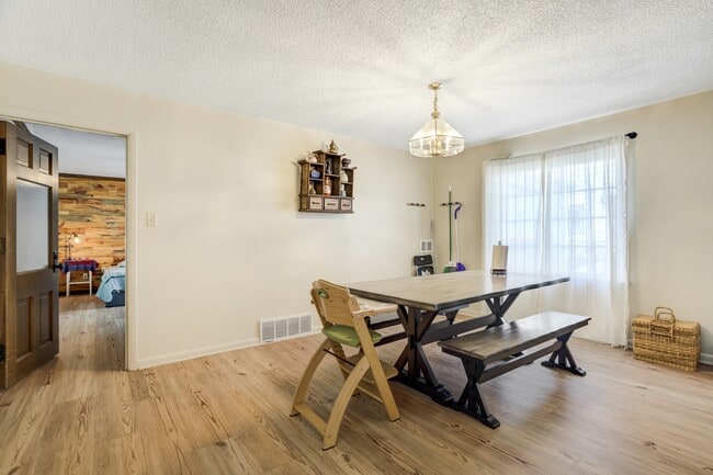 Building Photo - 515 W San Miguel St