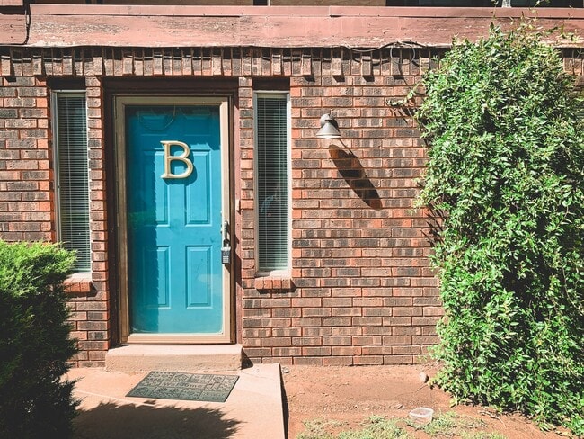 Building Photo - 2 Bed Townhouse with Garage! Convenient Lo...