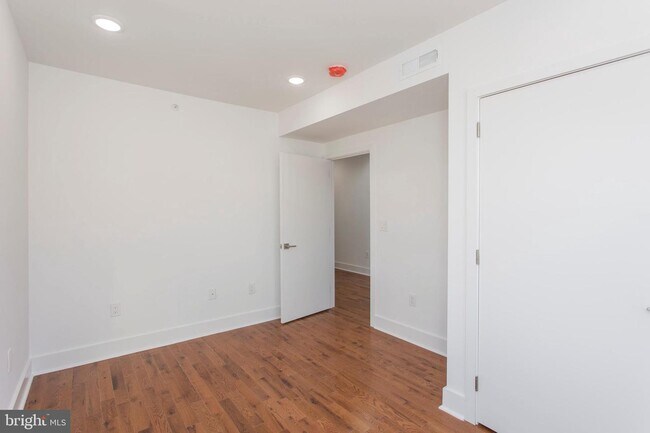 Building Photo - 1100 S 27th St
