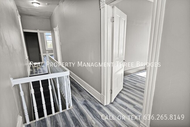 Building Photo - Tower Grove South 1br Upstairs Apartment