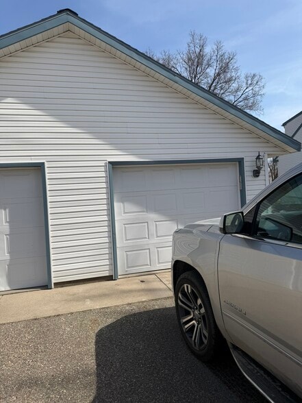 Single Stall Garage - 304 3rd St NE
